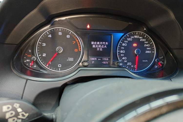 Used Audi Q5 2016 40 TFSI Comfort Model Odometer Close Up