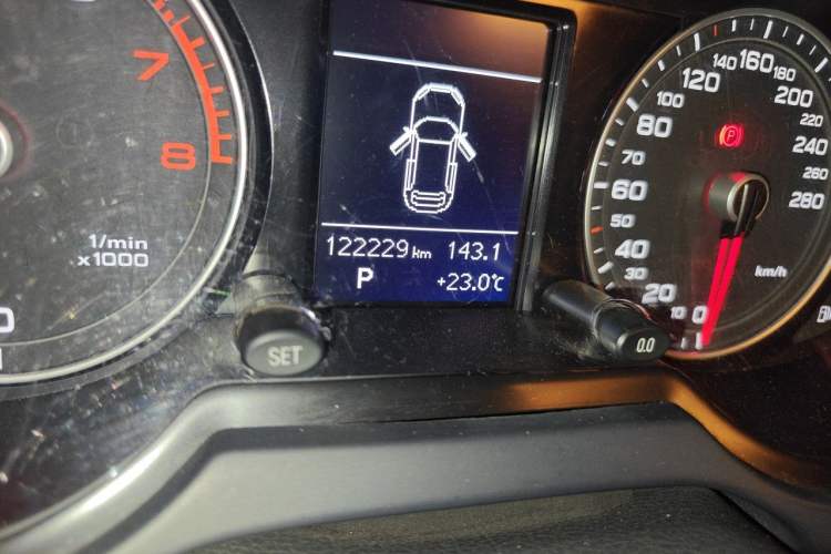 Used Audi Q5 2016 40 TFSI Trendy Edition Odometer Close Up