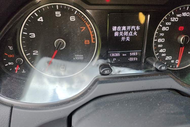 Used Audi Q5 2016 40 TFSI Comfort Model Odometer Close Up