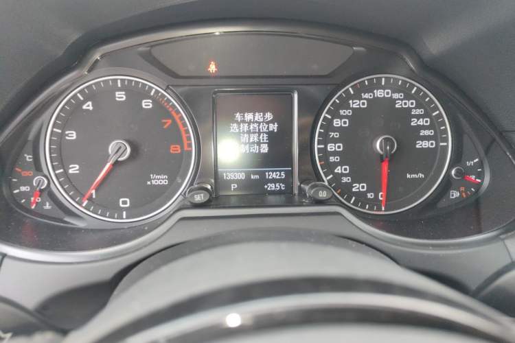 Used Audi Q5 2016 40 TFSI Technology Edition Odometer Close Up