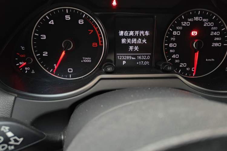 Used Audi Q5 2016 40 TFSI Technology Edition Odometer Close Up