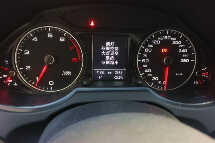 Used Audi Q5 2016 40 TFSI Comfort Model Odometer Close Up