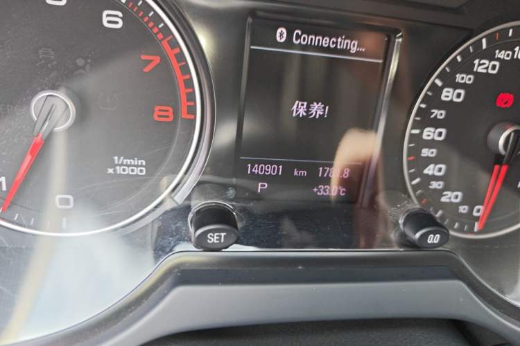 Used Audi Q5 2016 40 TFSI Comfort Model Odometer Close Up