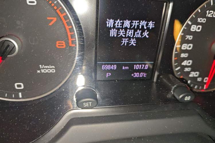 Used Audi Q5 2016 40 TFSI Comfort Model Odometer Close Up