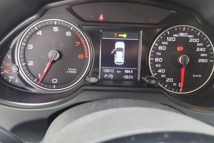 Used Audi Q5 2016 40 TFSI Comfort Model Odometer Close Up