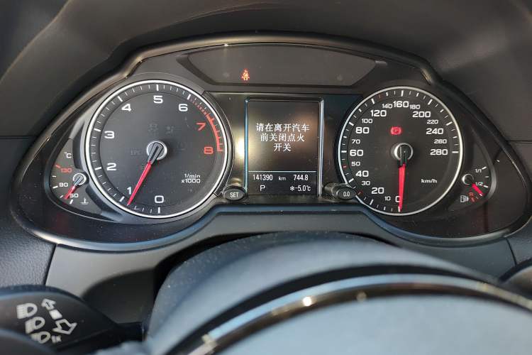 Used Audi Q5 2016 40 TFSI Technology Edition Odometer Close Up