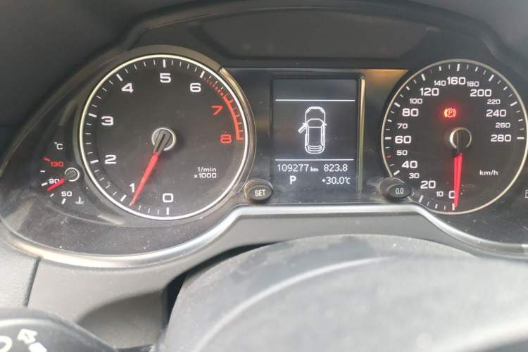 Used Audi Q5 2016 40 TFSI Trendy Edition Odometer Close Up
