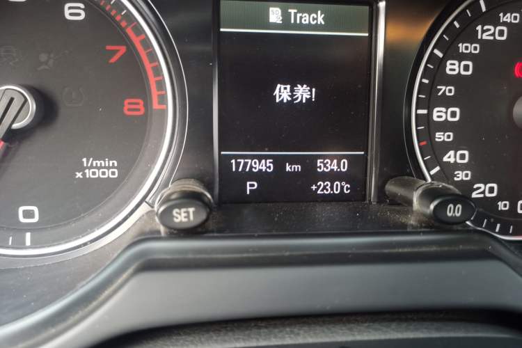 Used Audi Q5 2016 40 TFSI Comfort Model Odometer Close Up