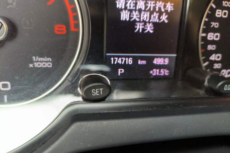 Used Audi Q5 2016 40 TFSI Comfort Model Odometer Close Up
