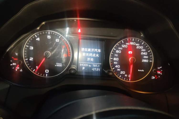 Used Audi Q5 2016 40 TFSI Technology Edition Odometer Close Up