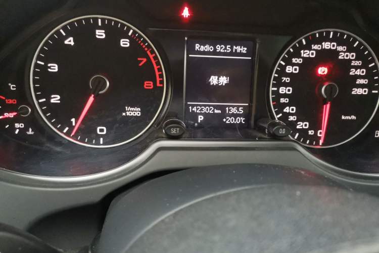 Used Audi Q5 2016 40 TFSI Comfort Model Odometer Close Up