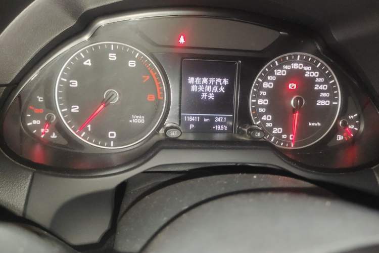 Used Audi Q5 2016 40 TFSI Comfort Model Odometer Close Up