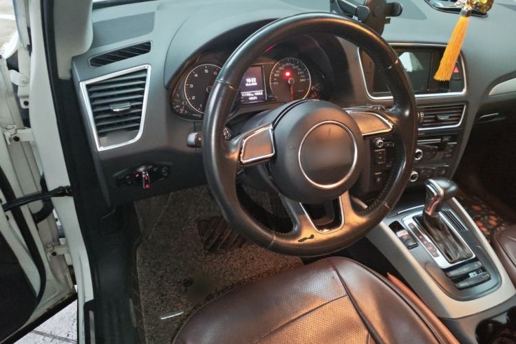 Used Audi Q5 2016 40 TFSI Trendy Edition Steering Wheel
