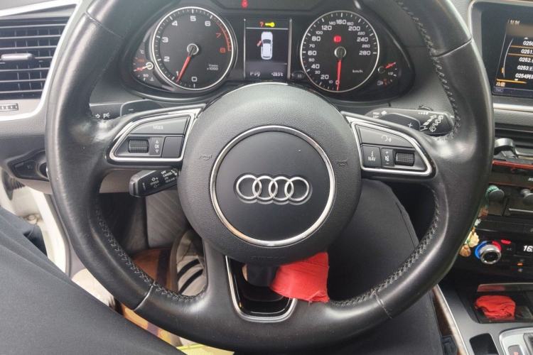 Used Audi Q5 2016 40 TFSI Comfort Model Steering Wheel
