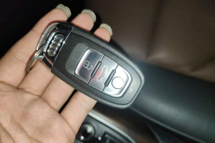 Used Audi Q5 2016 40 TFSI Comfort Model Vehicle Key