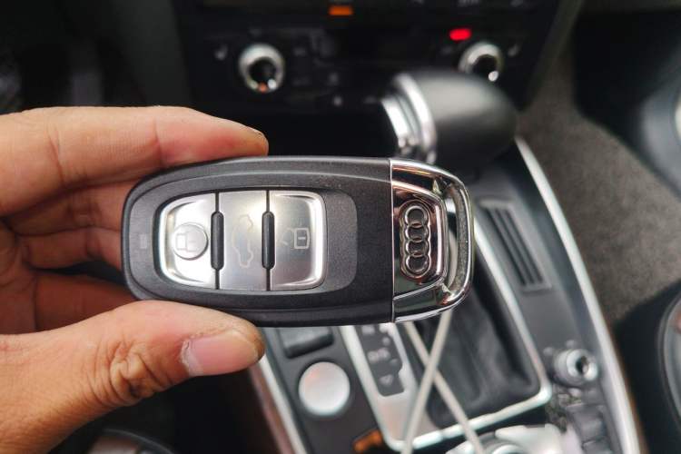 Used Audi Q5 2016 40 TFSI Comfort Model Vehicle Key