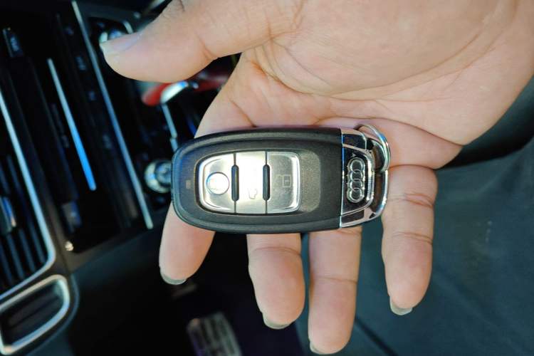 Used Audi Q5 2016 40 TFSI Comfort Model Vehicle Key