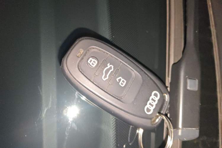 Used Audi Q5 2016 40 TFSI Comfort Model Vehicle Key