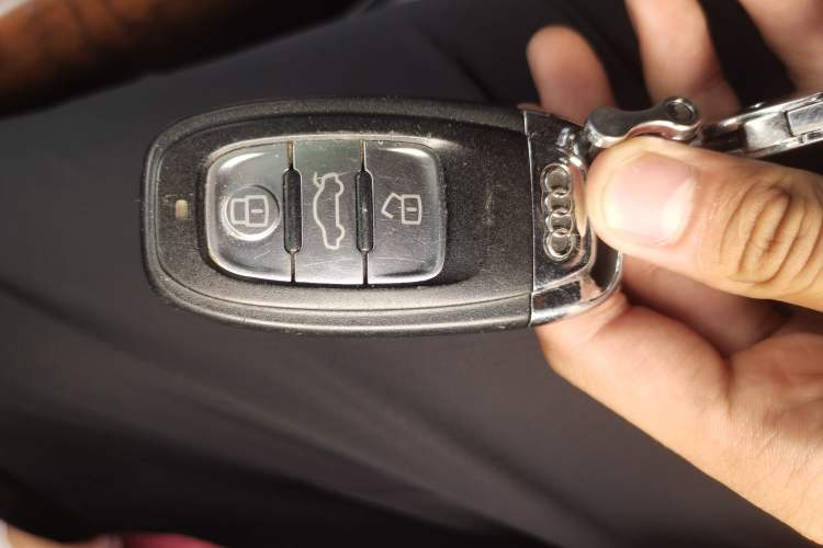 Used Audi Q5 2016 40 TFSI Comfort Model Vehicle Key