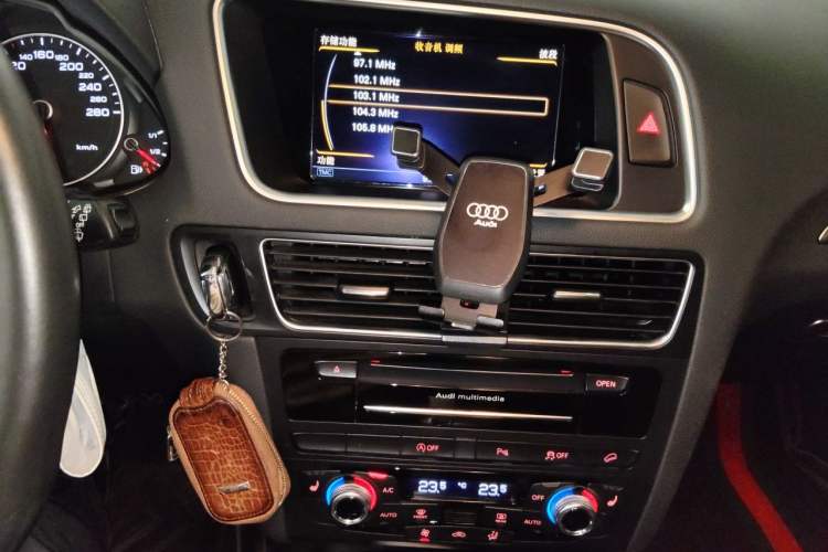 Used Audi Q5 2016 40 TFSI Comfort Model Audio And AC Panel