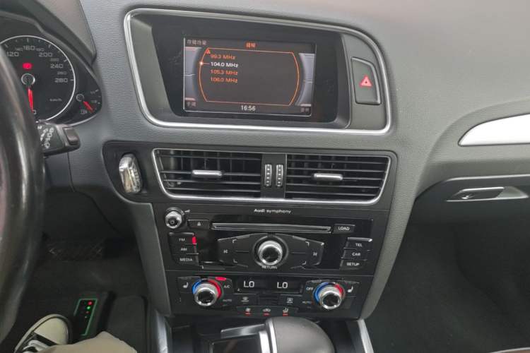 Used Audi Q5 2016 40 TFSI Technology Edition Audio And AC Panel