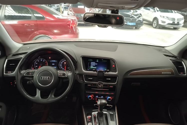 Used Audi Q5 2016 40 TFSI Comfort Model Center Console
