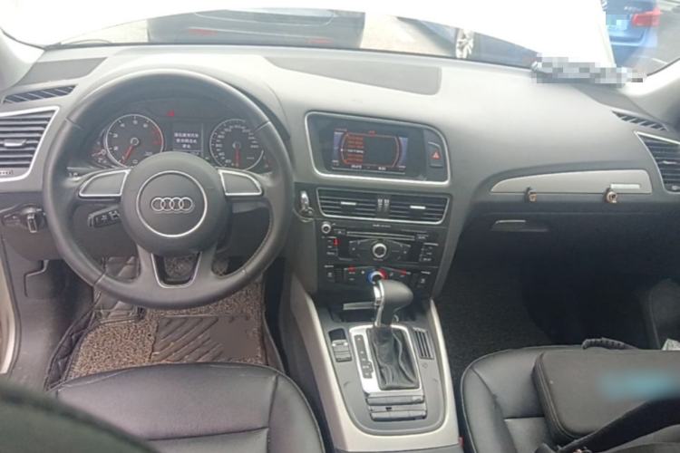 Used Audi Q5 2016 40 TFSI Trendy Edition Center Console