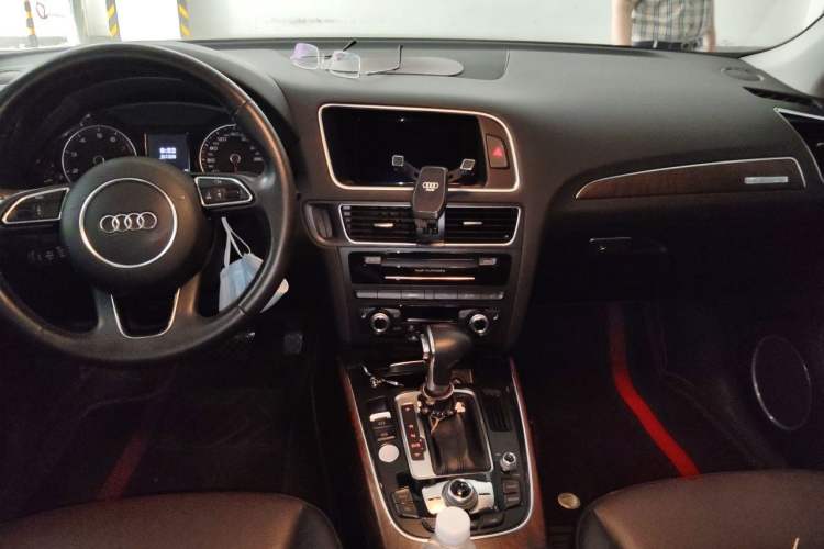 Used Audi Q5 2016 40 TFSI Comfort Model Center Console