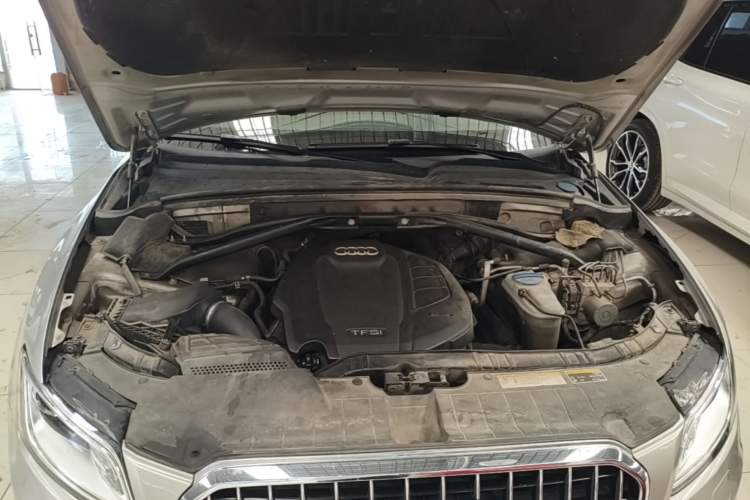 Used Audi Q5 2016 40 TFSI Comfort Model Engine Bay