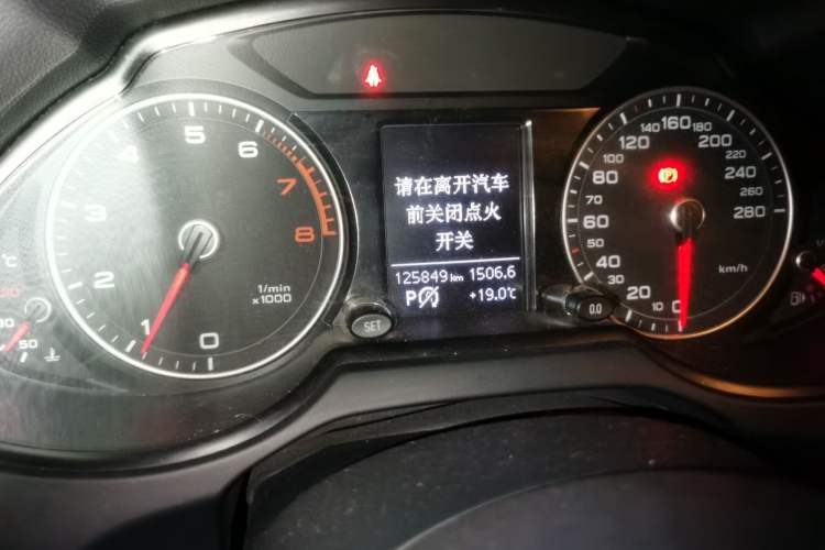 Used Audi Q5 2016 40 TFSI Trendy Edition Odometer Close Up
