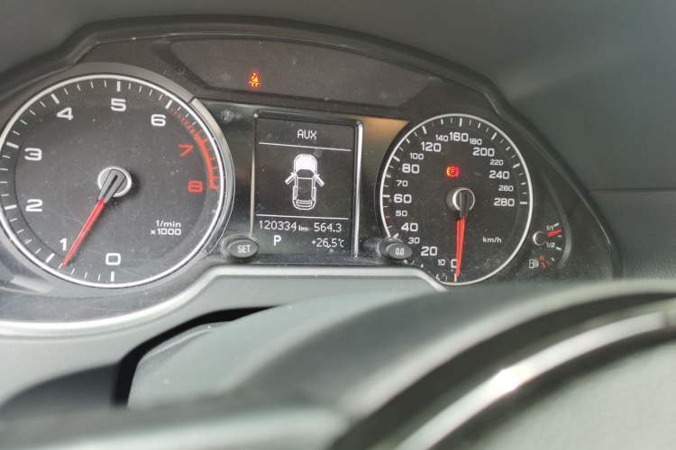 Used Audi Q5 2016 40 TFSI Technology Edition Odometer Close Up