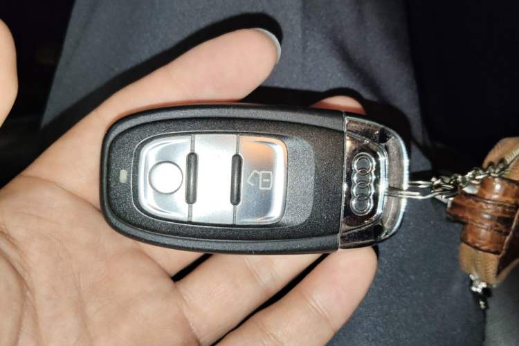 Used Audi Q5 2016 40 TFSI Comfort Model Vehicle Key