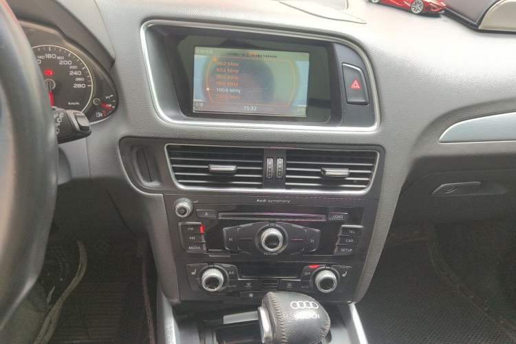Used Audi Q5 2017 Plus 40 TFSI Technology Model Audio And AC Panel
