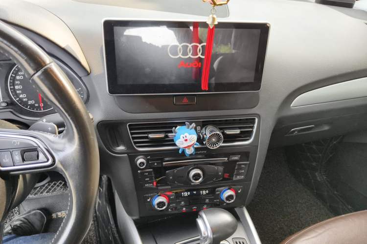 Used Audi Q5 2017 40 TFSI Technology Edition Audio And AC Panel