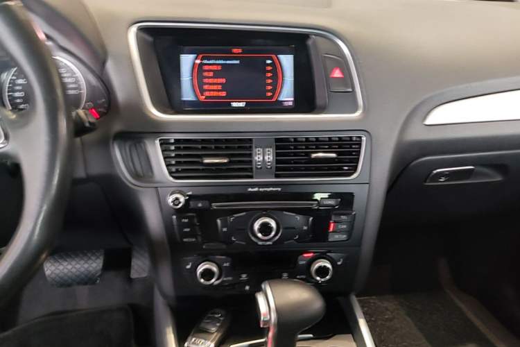 Used Audi Q5 2017 Plus 40 TFSI Technology Model Audio And AC Panel