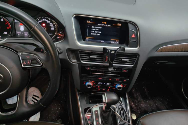 Used Audi Q5 2017 40 TFSI Comfort Model Audio And AC Panel