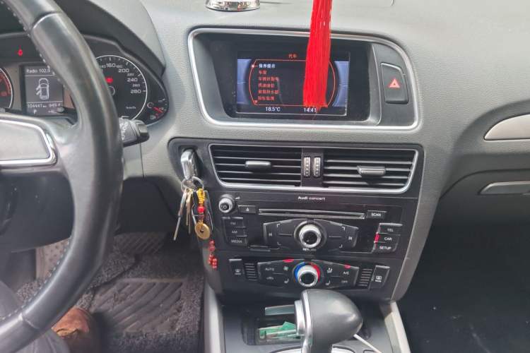 Used Audi Q5 2017 Plus 40 TFSI Ambition Model Audio And AC Panel