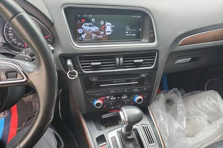 Used Audi Q5 2017 Plus 40 TFSI Comfort Model Audio And AC Panel