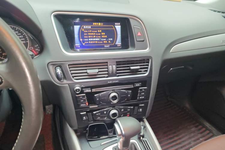 Used Audi Q5 2017 Plus 40 TFSI Ambition Model Audio And AC Panel