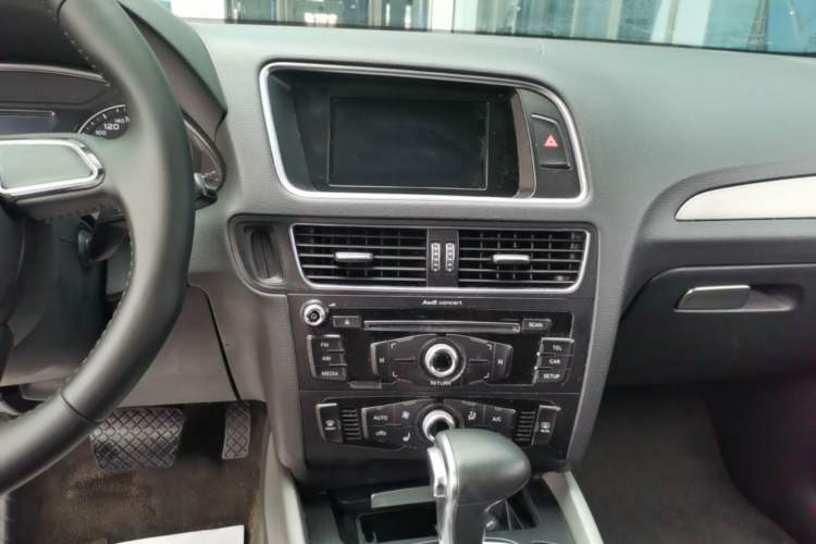 Used Audi Q5 2017 Plus 40 TFSI Ambition Model Audio And AC Panel