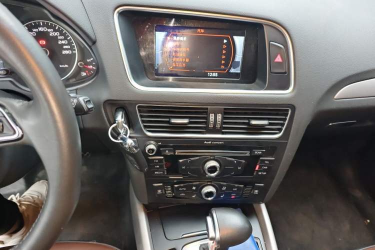 Used Audi Q5 2017 Plus 40 TFSI Ambition Model Audio And AC Panel