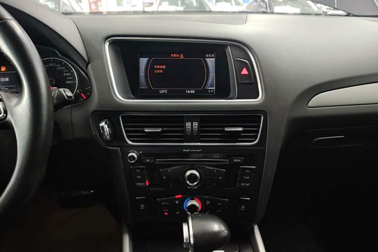 Used Audi Q5 2017 Plus 40 TFSI Ambition Model Audio And AC Panel