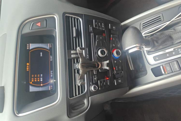 Used Audi Q5 2017 Plus 40 TFSI Ambition Model Audio And AC Panel