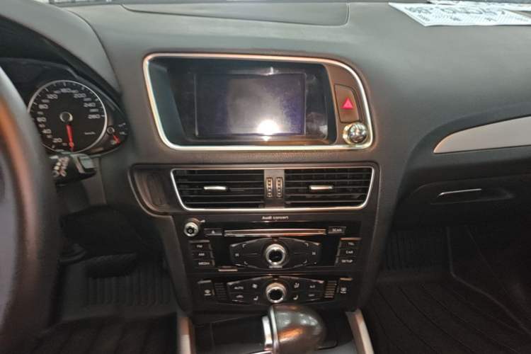 Used Audi Q5 2017 Plus 40 TFSI Ambition Model Audio And AC Panel