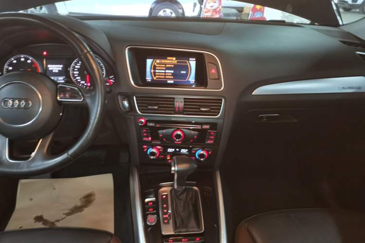Used Audi Q5 2017 Plus 40 TFSI Technology Model Audio And AC Panel