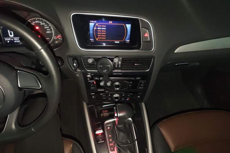 Used Audi Q5 2017 Plus 40 TFSI Ambition Model Audio And AC Panel