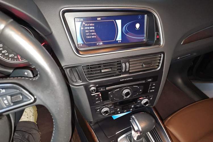Used Audi Q5 2017 40 TFSI Technology Edition Audio And AC Panel