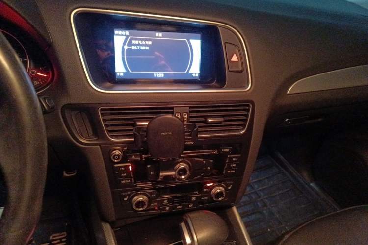 Used Audi Q5 2017 40 TFSI Technology Edition Audio And AC Panel