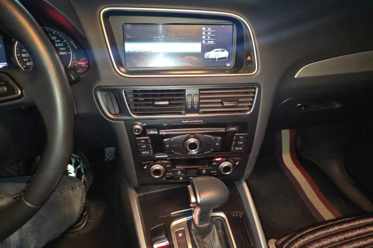 Used Audi Q5 2017 Plus 40 TFSI Technology Model Audio And AC Panel