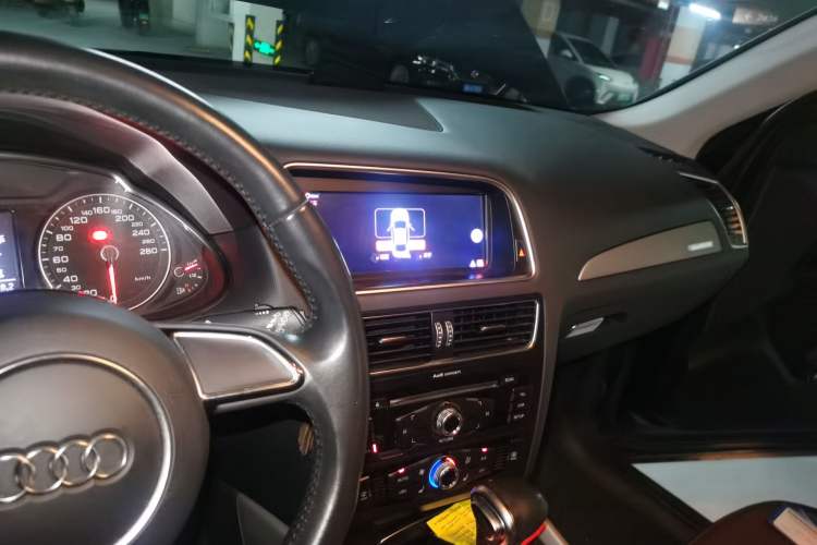 Used Audi Q5 2017 Plus 40 TFSI Ambition Model Audio And AC Panel